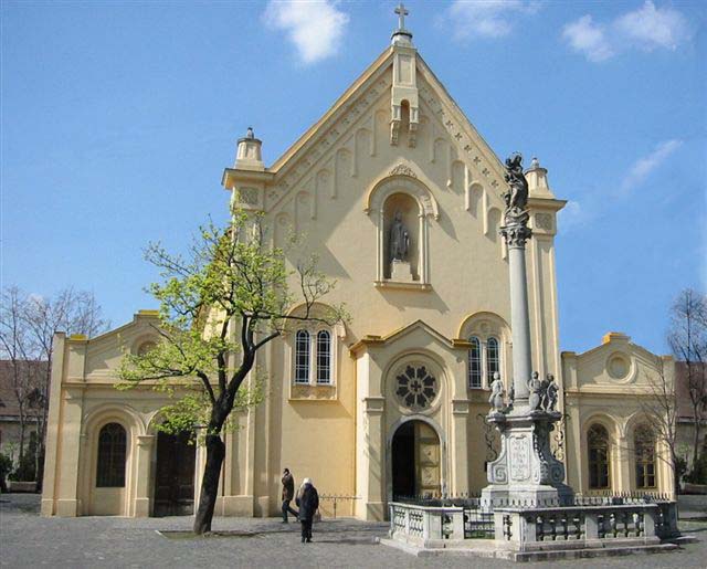katolikus templom Mria szoborral